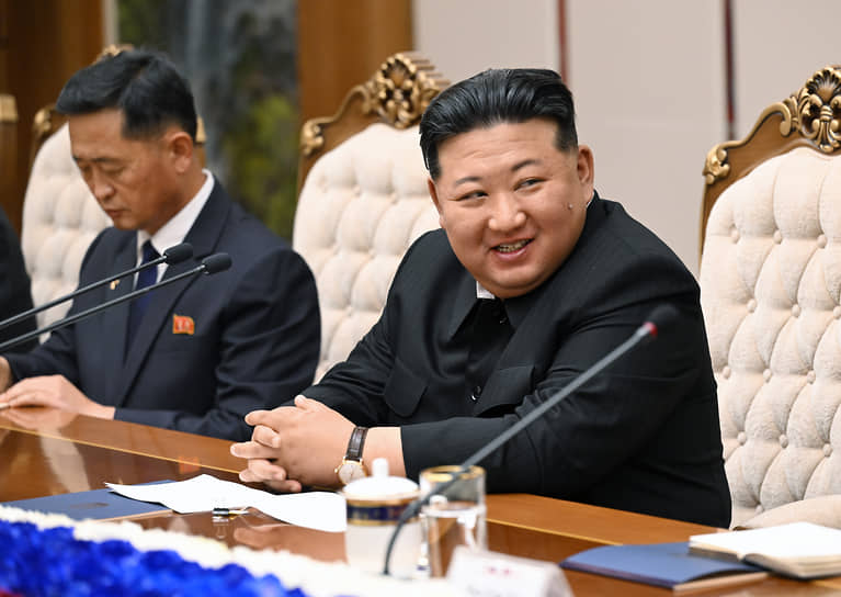 Председатель государственных дел КНДР Ким Чен Ын (справа) 