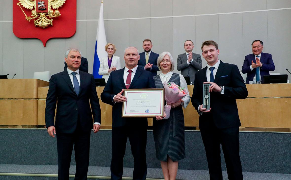Вячеслав Володин награждает Александра Юдаева (второй слева) в Государственной Думе, 18 марта 2025 года (Государственная Дума Российской Федерации)
