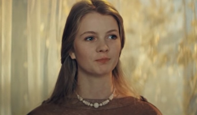 Вышла за японца, бросила актерство и сработалась с Абрамовичем: куда пропала Анастасия Немоляева