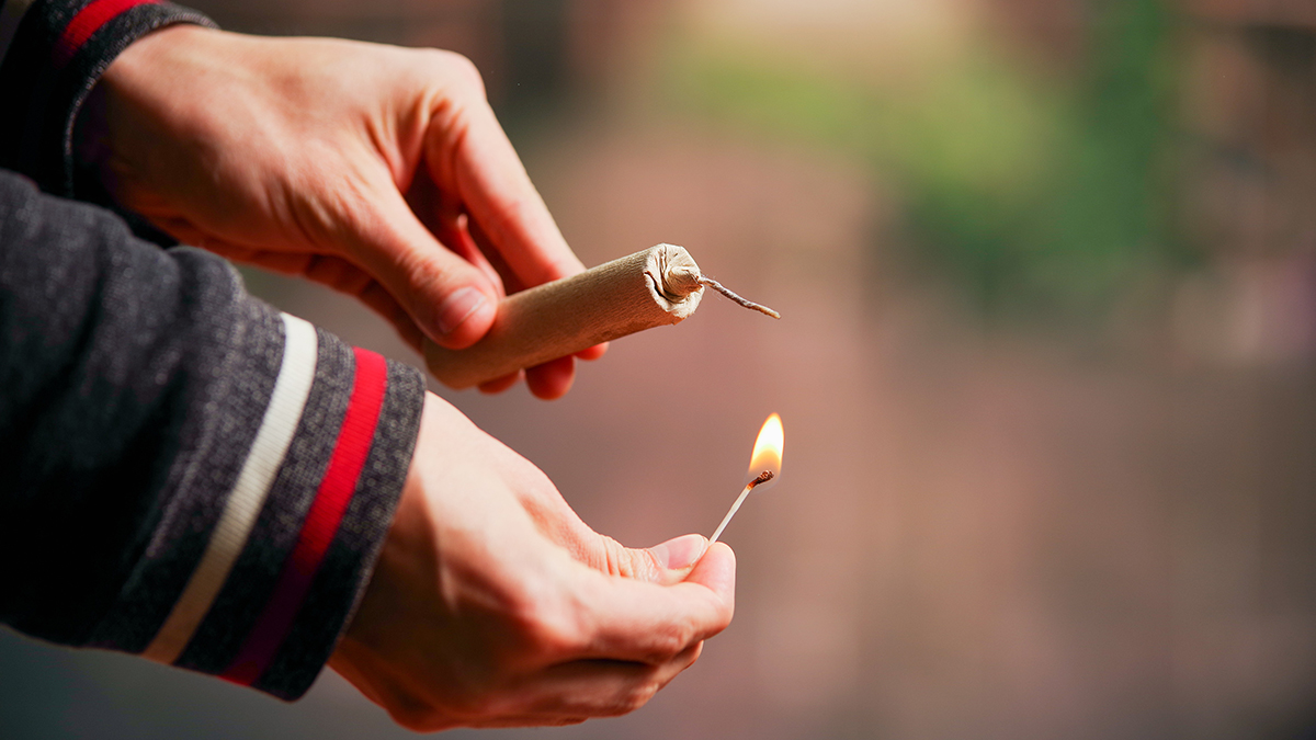 Москвич написал угрозы на стенах дома зоозащитницы и взорвал под ее окнами петарду