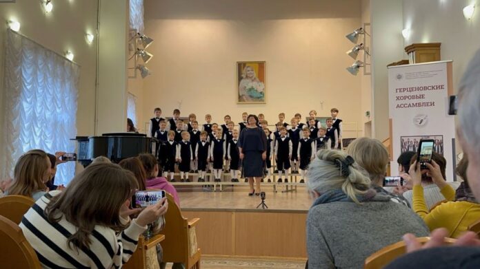 Юные таланты Свердловской детской филармонии зажигают на Герценовских хоровых ассамблеях-0