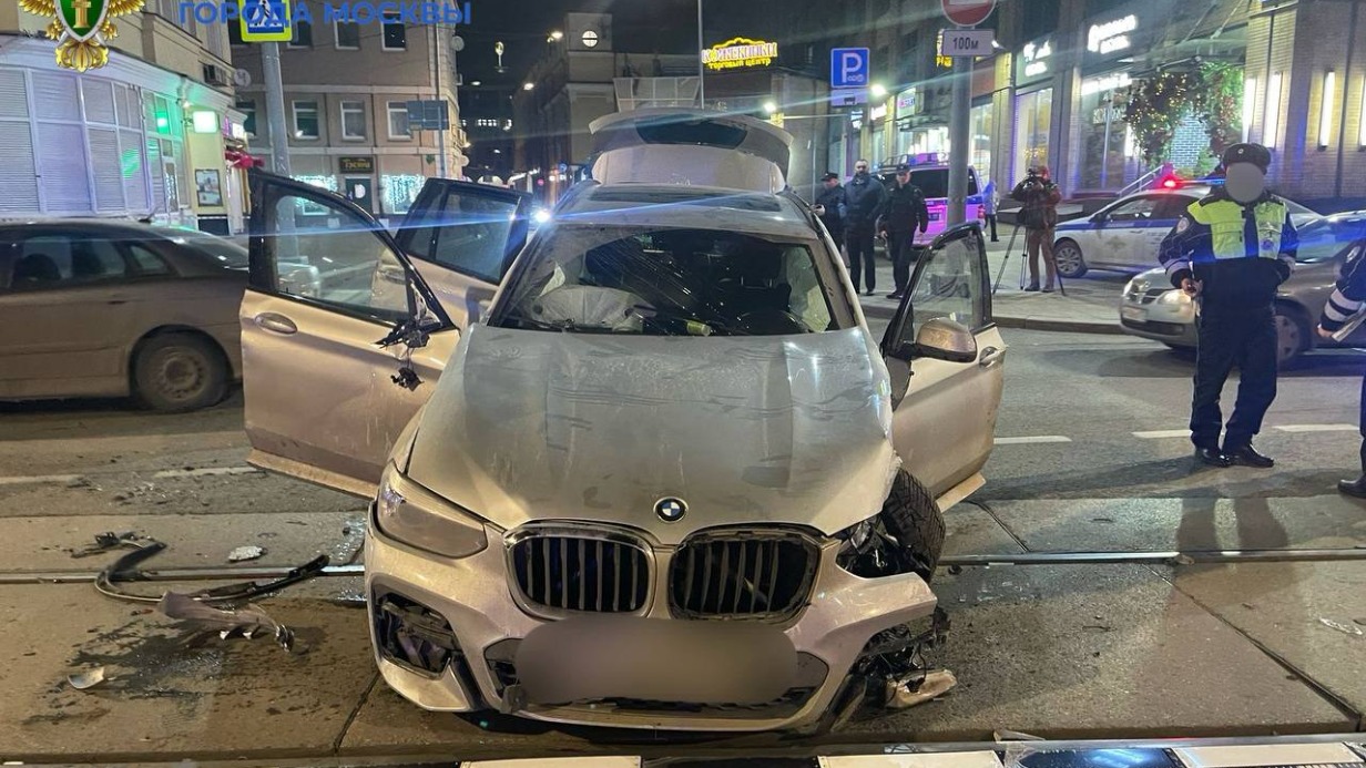 Появилось видео с места наезда BMW на пешеходов в центре Москвы