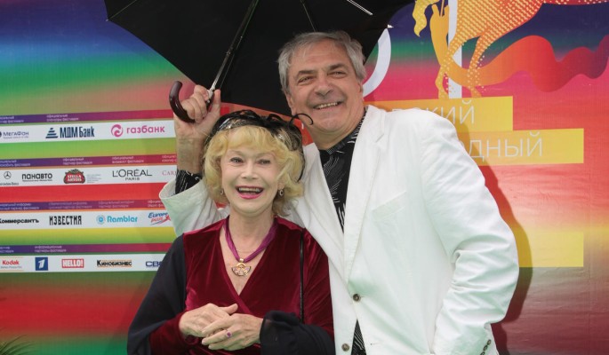 Знаменитая актриса прямо ответила на вопрос об отношениях с мужем Немоляевой 