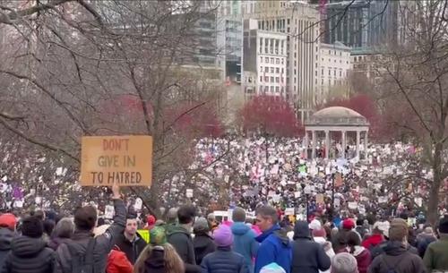 CNN: тысячи американцев вышли на акции протеста против действий Трампа и Маска