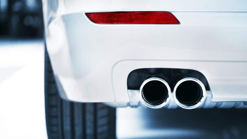 Автоэксперт Бовт рассказал о причинах громких хлопков глушителя в машине