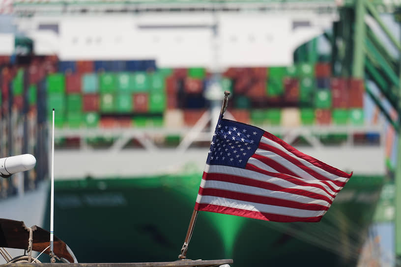 Флаг США на фоне судна с контейнерами