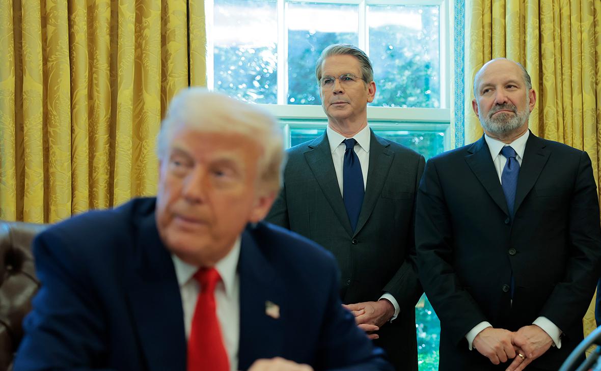 Дональд Трамп, Скотт Бессент и Говард Лютник (слева направо) (Anna Moneymaker / Getty Images)