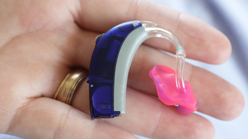 Сурдолог Вайчюнас: пожилым людям подойдут заушные слуховые аппараты