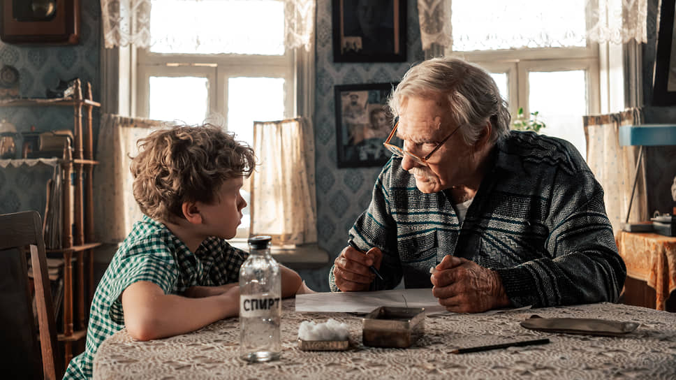 Вживаясь в образ деда, Евгений Цыганов будто стараетсядоказать, что его актерская манера вовсе не однообразна