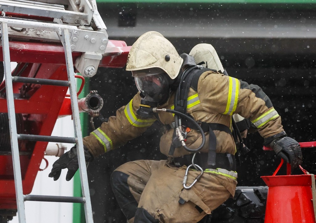Пожарные спасли трех человек из горящей квартиры в Петербурге