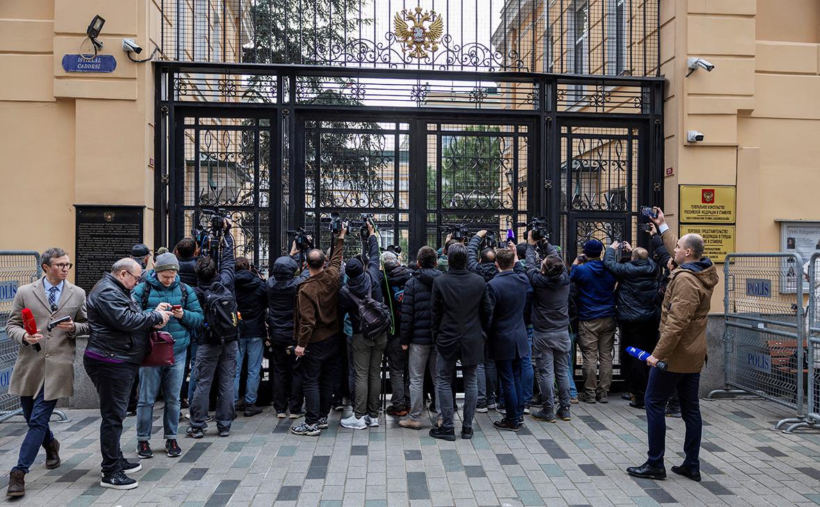Обстановка у генерального консульства России в Стамбуле, Турция (Umit Bektas / Reuters)