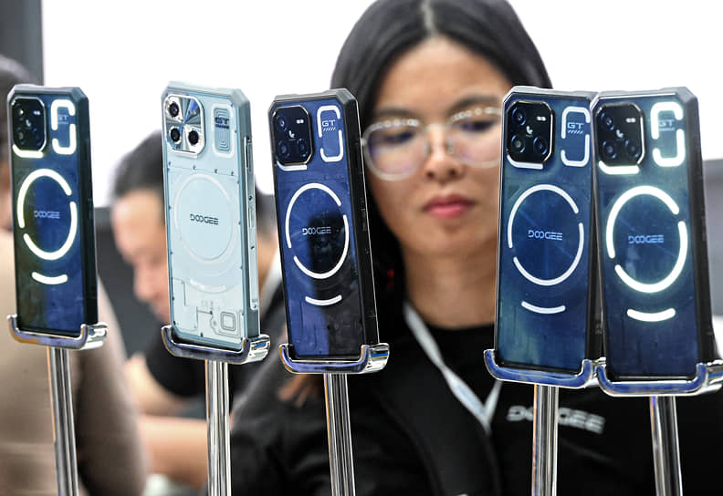 Canalys и IDC предсказывают рост популярности ИИ-ассистентов к 2028 году-0