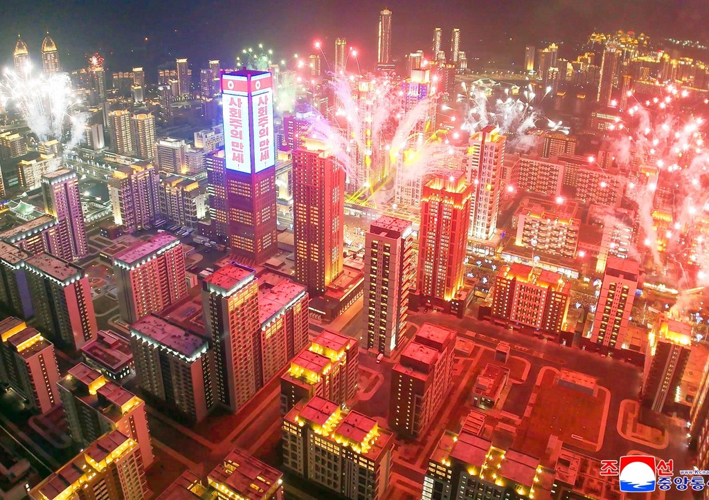 Вид на новую улицу с небоскребами на 10 тыс. квартир в столичном районе Хвасон, открытую лидером КНДР Ким Чен Ыном