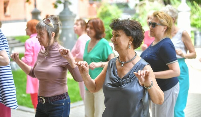 На столичных набережных продолжаются обучающие занятия по танцам