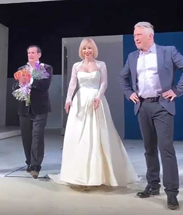 Марина Зудина блистает в свадебном образе на сцене с Константином Богомоловым-0