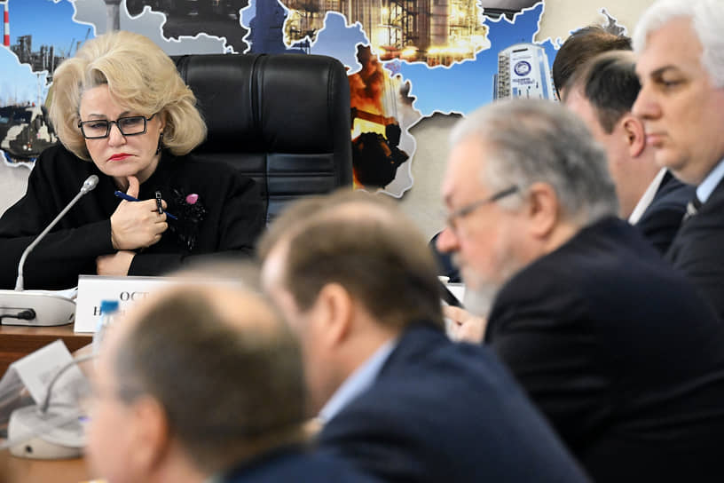 Председатель комитета ГД России по защите семьи, вопросам отцовства, материнства и детства Нина Останина (слева) на заседании, посвященном запрету рекламы эзотерических, «духовных» и «энергетических» услуг