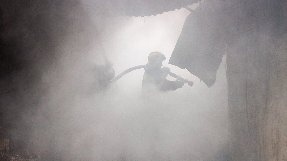 В Санкт-Петербурге загорелся ангар на улице Маршала Новикова