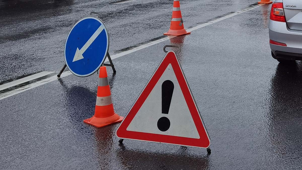 Грузовик опрокинулся в результате ДТП на севере Москвы