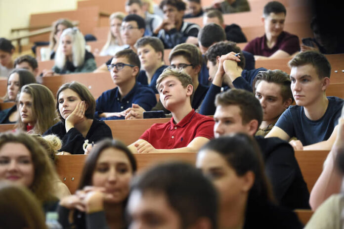 pravitelstvo vo glave s mihailom mishustinym povyshaet prezidentskuyu stipendiyu do 30 tys rub-urbandigest-ru-174366869800-0
