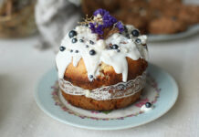 Caviar представляет iPhone 16 Pro и золотой кулич к Пасхе - роскошь и традиции EasterCakeWithDriedFlowersOnTheBackgroundOfThe