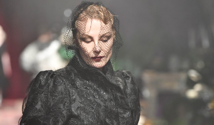 Рыдающая Литвинова в платке прощается с фанатами