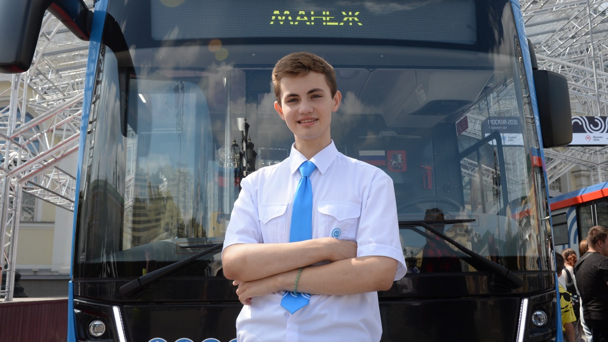 Сотрудник выставочной площадки форума-фестиваля «Территория будущего. Москва 2030» в «Манеже» Леонид Смирнов знакомит посетителей с самыми современными видами городского транспорта столицы