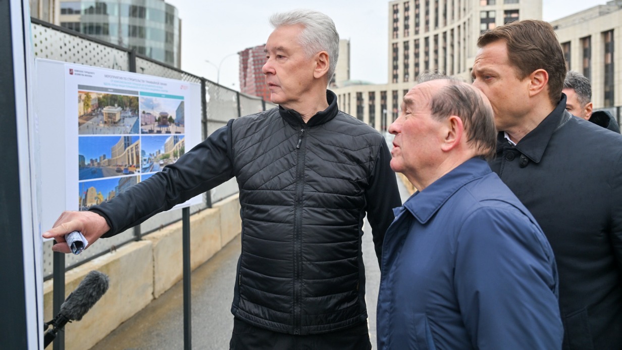 Мэр Москвы Сергей Собянин, заммэра по вопросам ЖКХ и благоустройства Петр Бирюков и заммэра по вопросам транспорта и промышленности Максим Ликсутов (слева направо) во время осмотра строительства новой трамвайной линии