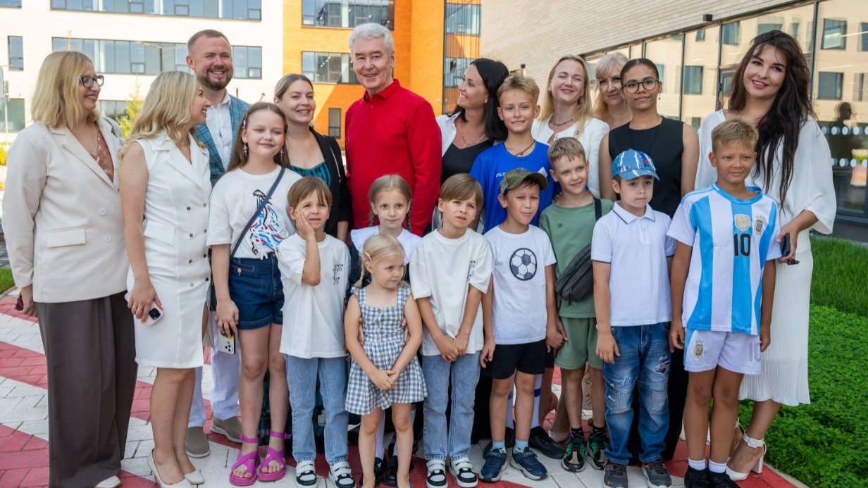 Мэр Москвы Сергей Собянин (в центре) посетил новое здание школы № 338 в районе Коммунарка. Здания учебных учреждений возводятся по индивидуальным проектам
