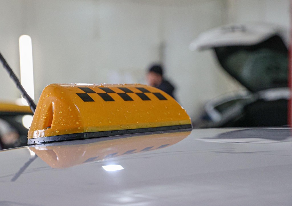 Шашечки на борту автомобиля такси.