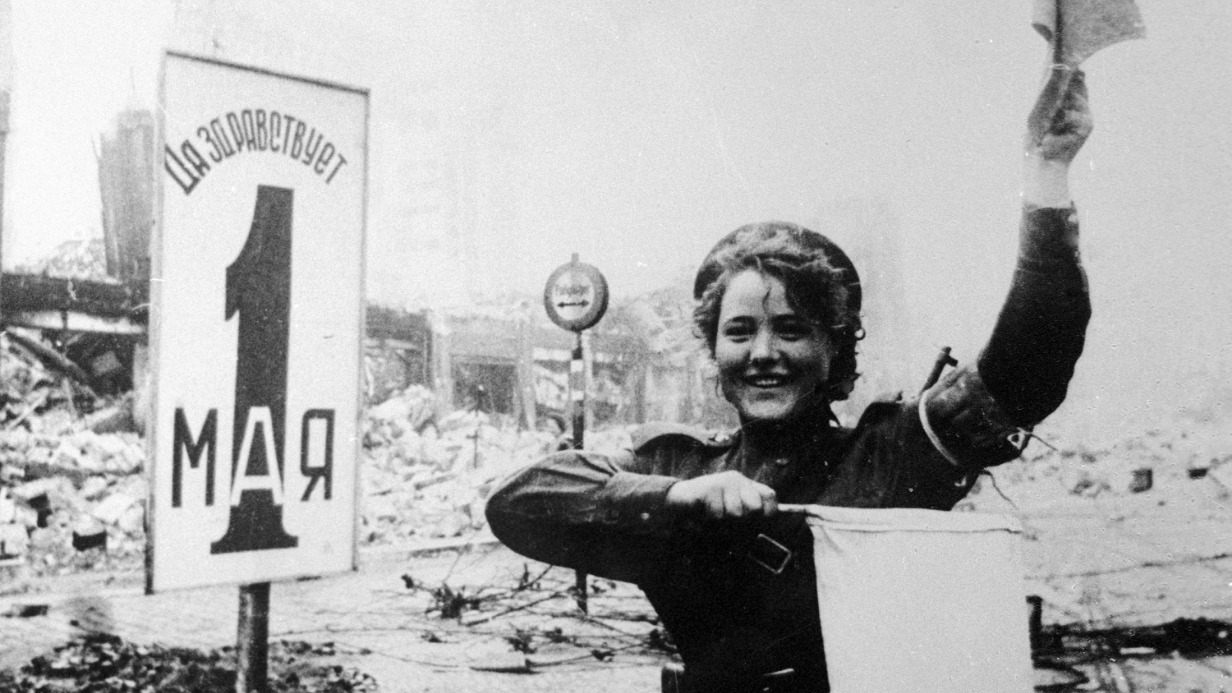 Берлинская наступательная операция. Штурм Рейхстага. Мария Тимофеевна Шальнева (Ненахова), ефрейтор 87-го отдельного дорожно-эксплуатационного батальона, регулирует движение военной техники недалеко от Рейхстага в Берлине