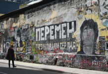 В Москве задержали вандала, осквернившего стену памяти Виктора Цоя МОСКВА СТАРЫЙ АРБАТ СТЕНА ЦОЯ