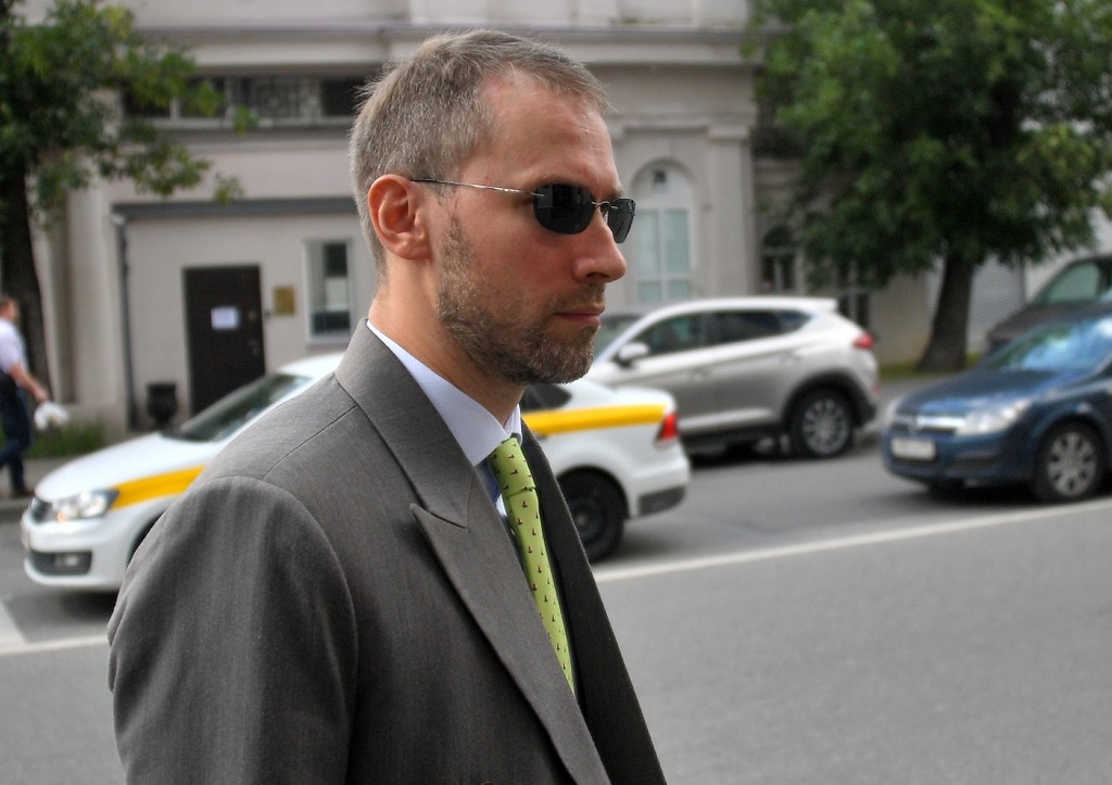 Адвокат Марии Хачатурян Ярослав Пакулин у здания Бутырского районного суда города Москвы