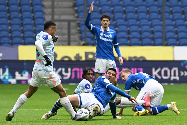 лева направо: Педро (Зенит) и Фабиан Бальбуэна (Динамо М) в матче 26-го тура чемпионата России по футболу