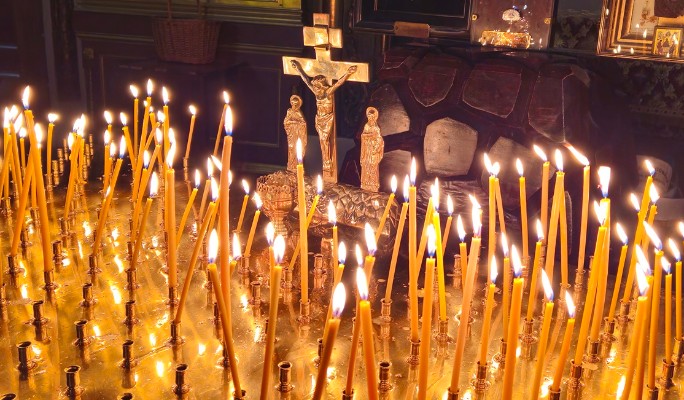 Упокой, Господи: люди несут цветы и свечи к умершей от отрыва тромба Утяшевой