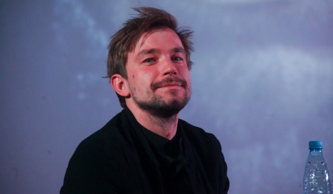 На привязи у жены? Получившего оплеуху Петрова прижали к ногтю