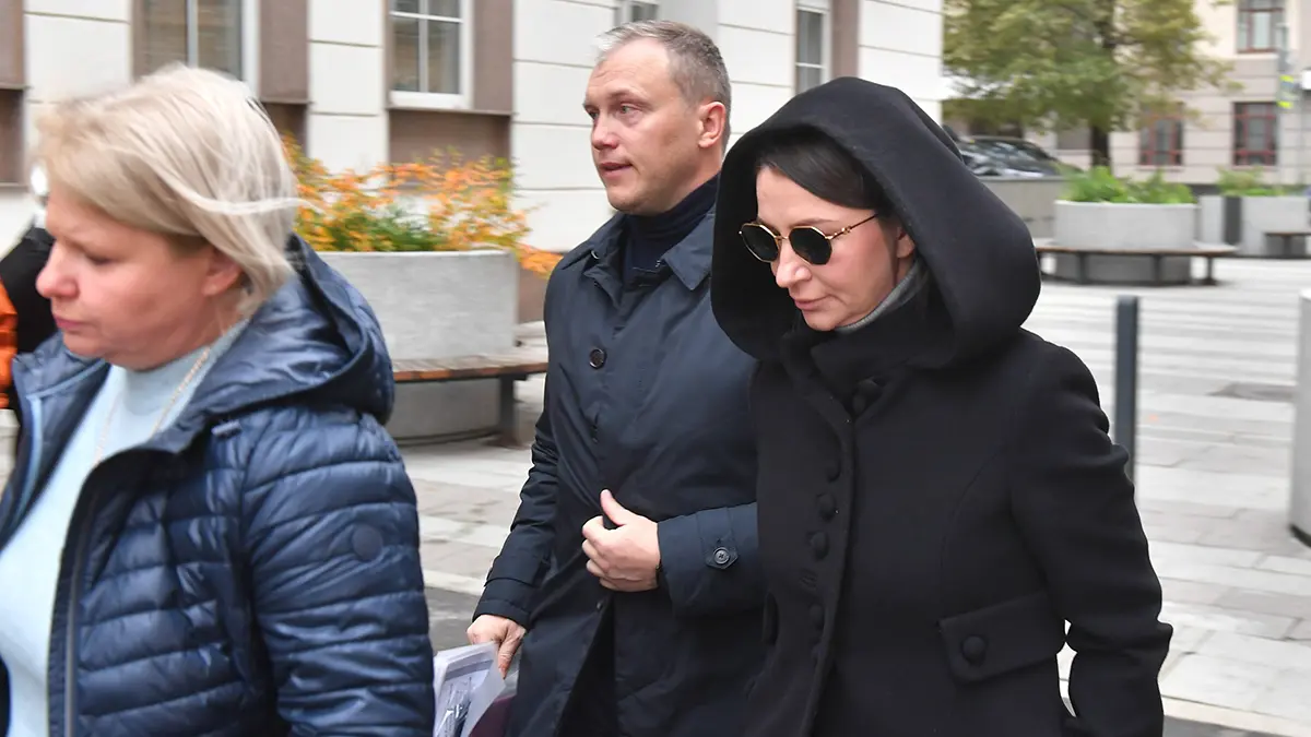 Московский суд признал незаконным перевод мужем Блиновской 9 миллионов своему отцу