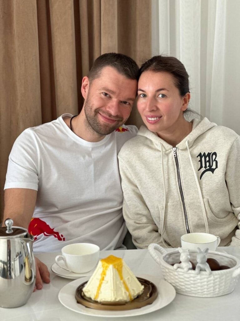 Супруги Вихаревы дома на Пасху