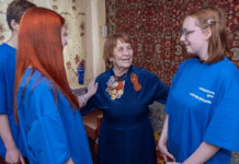 Волонтёры Алексея Вихарева из Екатеринбурга подарили тепло ветеранам aleksej viharev pozdravlenie veteranov_urbandigest