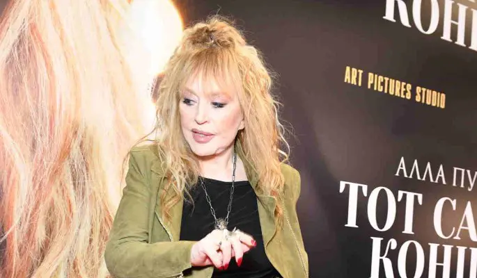 Тыкавшая когтем в покойника Пугачева склонилась над тощим Крутым: В трауре