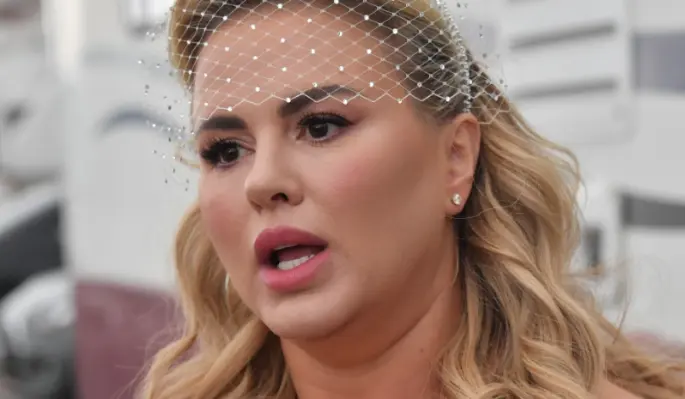 Семенович в откровенном купальнике произвела фурор пышными формами