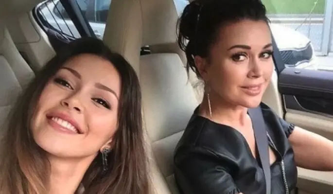 Дочь Заворотнюк откровенно рассказала о борьбе с жутким стрессом после смерти актрисы