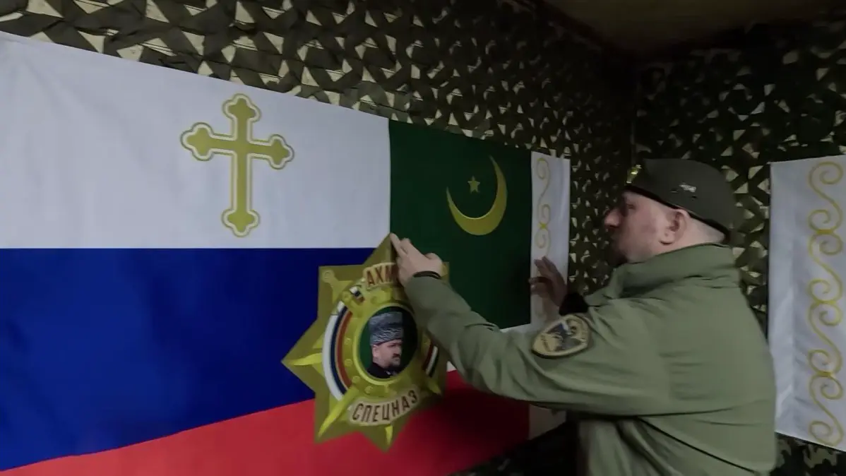 «Объединяет всех»: Алаудинов показал флаг «Ахмата» с крестом и полумесяцем 