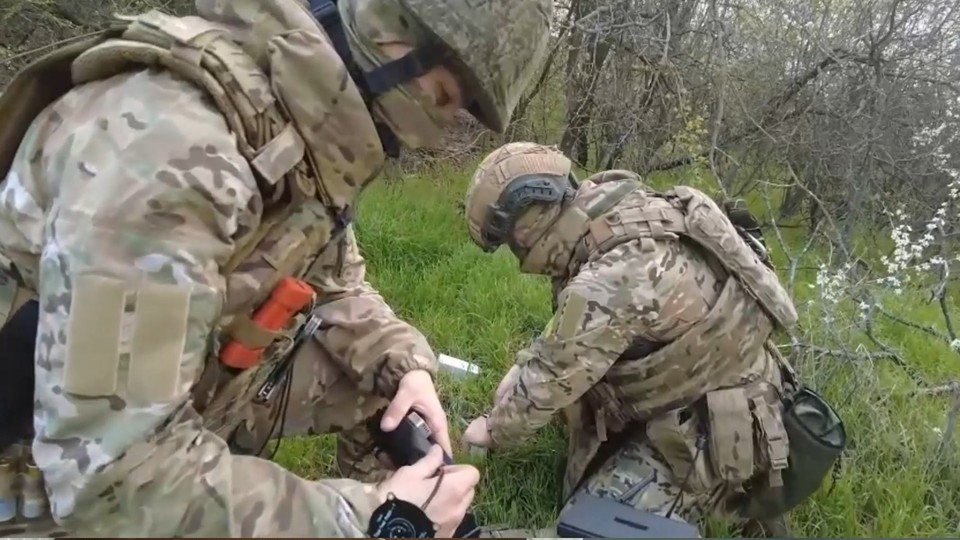 Российские беспилотники легко находят замаскированные позиции ВСУ Фото: скриншот видео