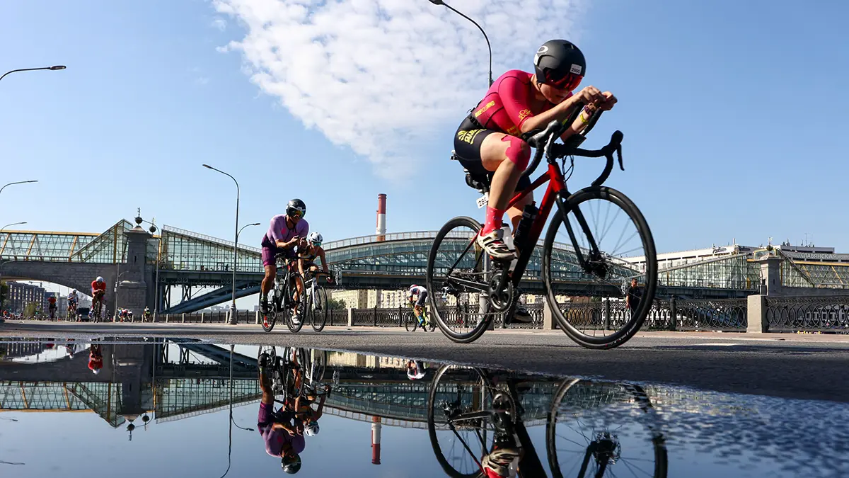 Спортивные соревнования по триатлону проходят в «Крылатских холмах»