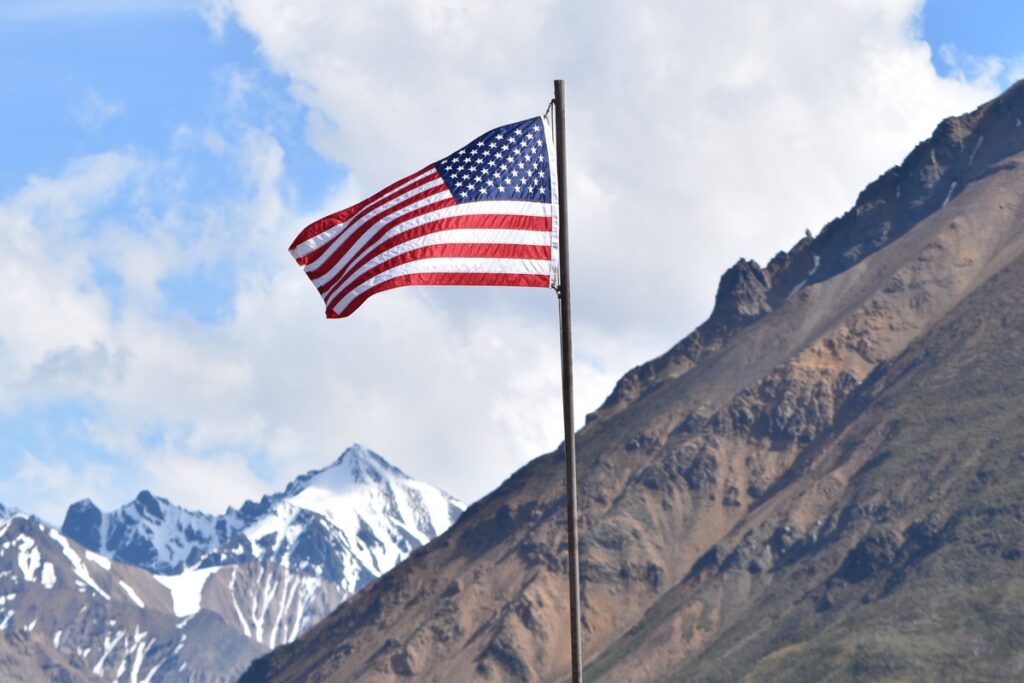 флаг США на фоне гор