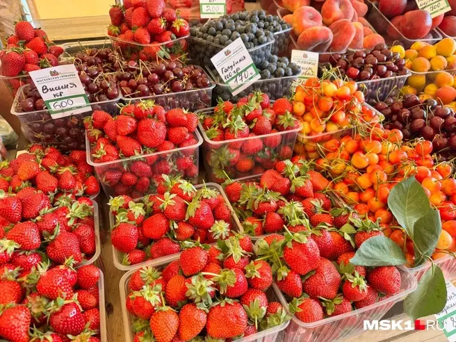Сейчас клубнику в Москве можно найти практически на любом рынке или в магазинах | Источник: Александра Какасьева / MSK1.RU