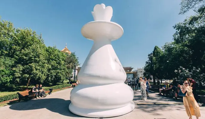 На Гоголевском бульваре появилась гигантская шахматная фигура