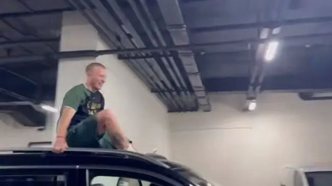 Футболисты «Краснодара» на крышах машин выехали с арены после чемпионства