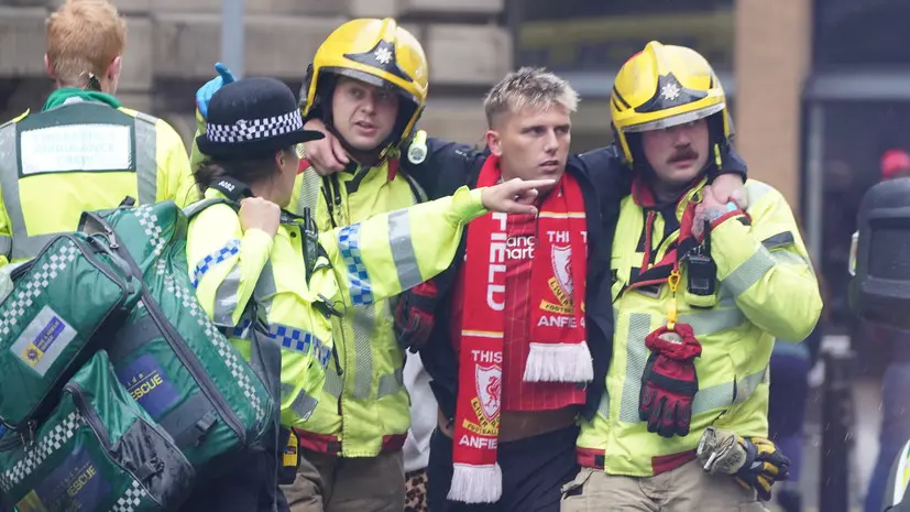 «Люди отчаянно кричали»: в Ливерпуле автомобиль совершил наезд на футбольных болельщиков во время чемпионского парада