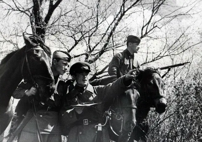 Когда Михаил Юшков попал на фронт, его определили в разведчики 11-го гвардейского кавалерийского полка  | Источник: Кооперация для всех/dzen.ru 